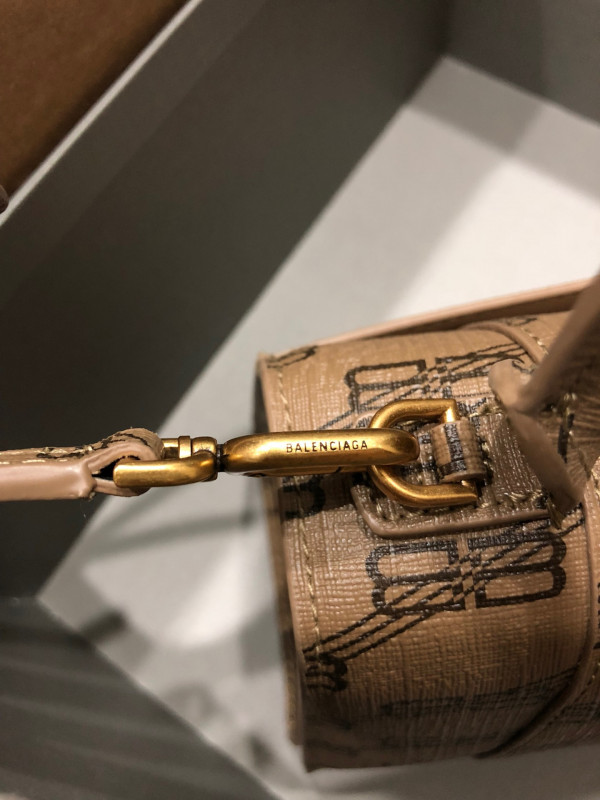 Ba*len*cia*ga hourglass