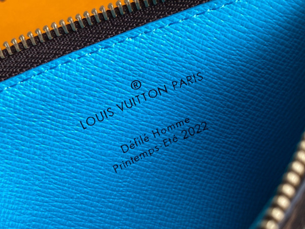 l0*is V*t0n cc holder