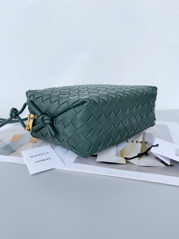 bo*te*ga Ve*ne*ta small loop camera bag