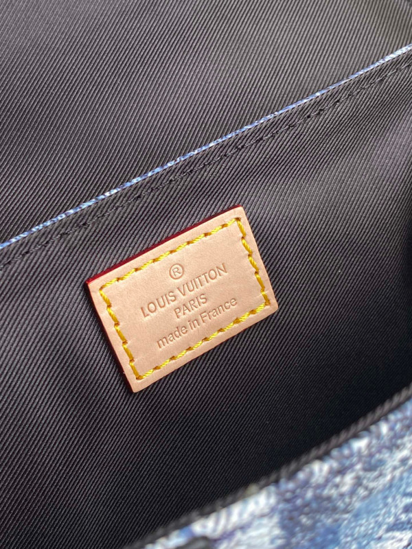 l0*is V*t0n trunk slingbag