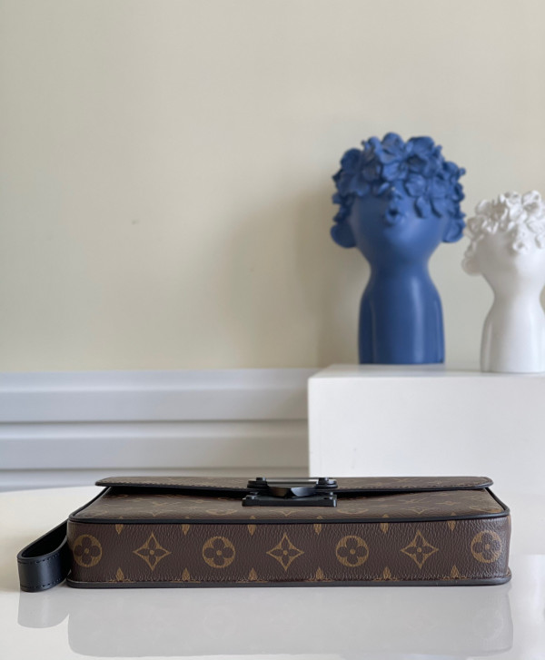 l0*is V*t0n s lock a4 pouch