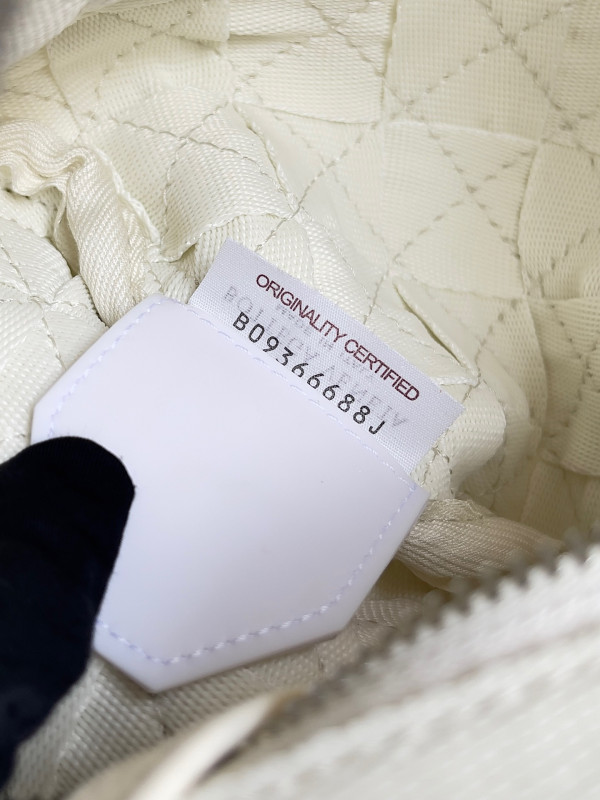 bo*te*ga Ve*ne*ta webbing