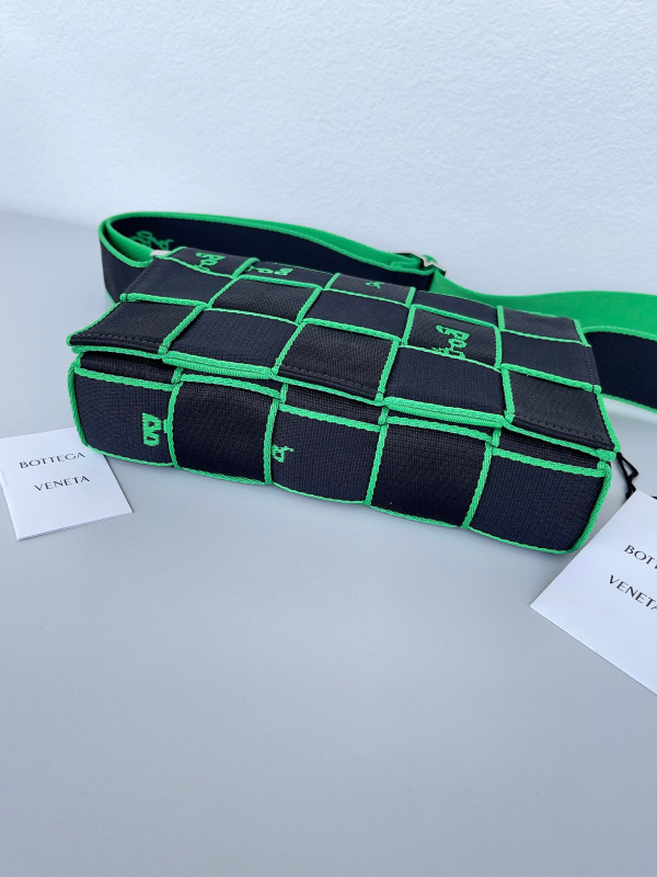 bo*te*ga Ve*ne*ta webbing