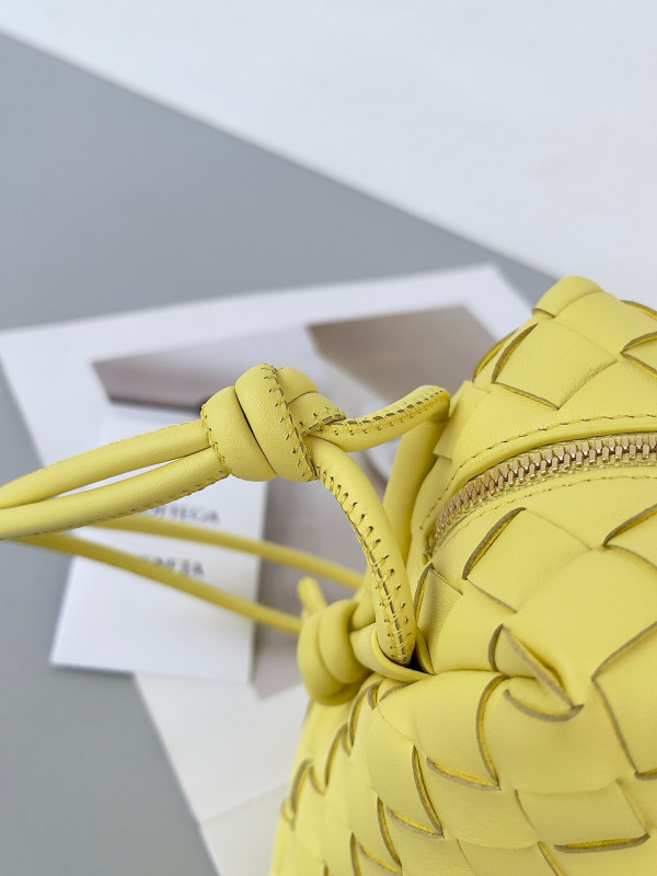 bo*te*ga Ve*ne*ta small loop camera bag