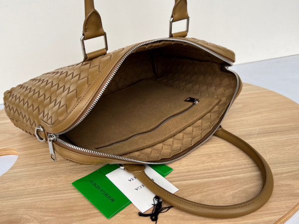 bo*te*ga Ve*ne*ta slim intrecciato briefcase