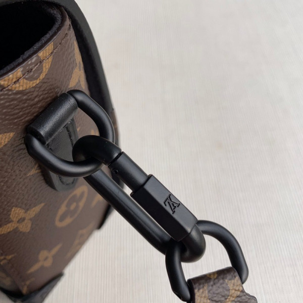 l0*is V*t0n soft trunk