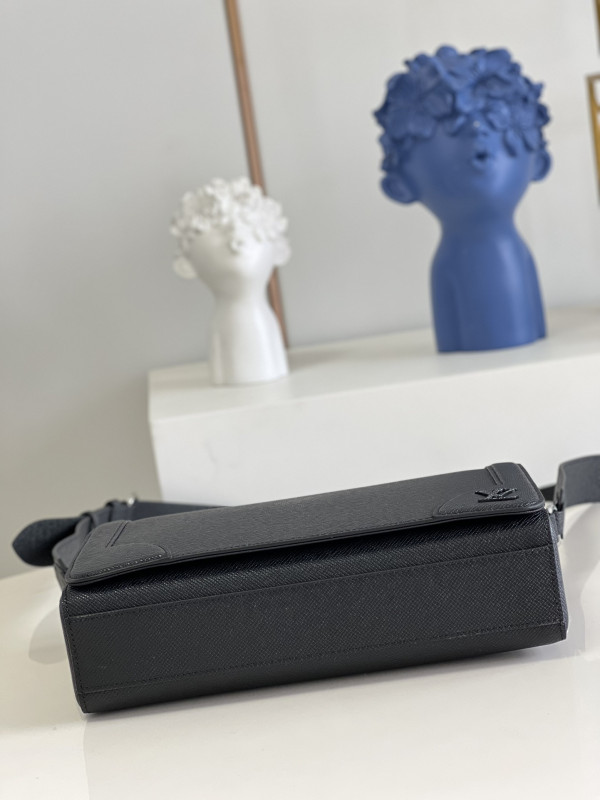 l0*is V*t0n new flap messenger