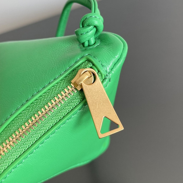 bo*te*ga Ve*ne*ta pouch on strap