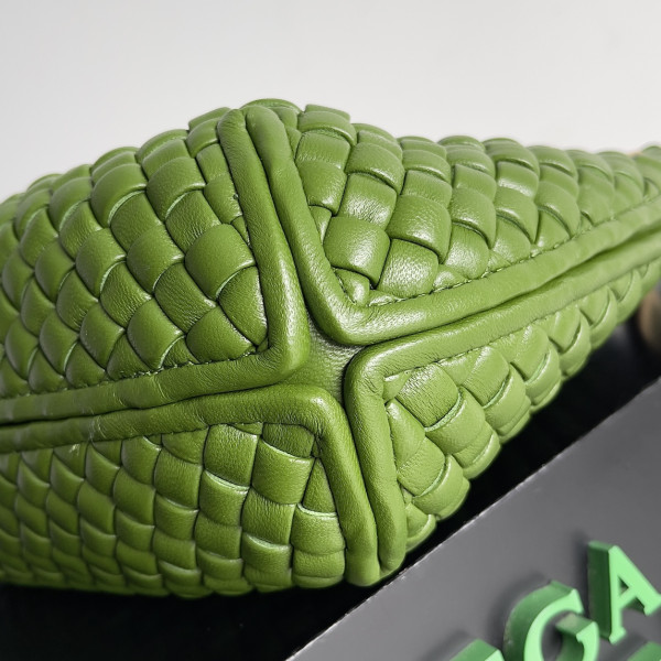 bo*te*ga Ve*ne*ta small clicker shoulder bag