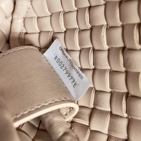 bo*te*ga Ve*ne*ta mini cobble shoulder bag