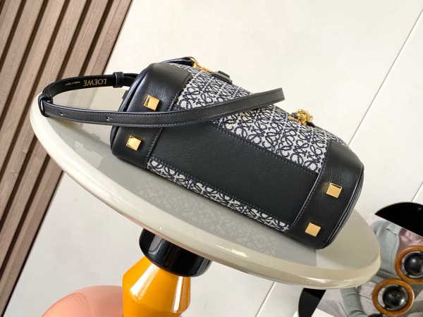 L0ew* amazona 23 bag in soft grained calfskin - 23*10*15cm